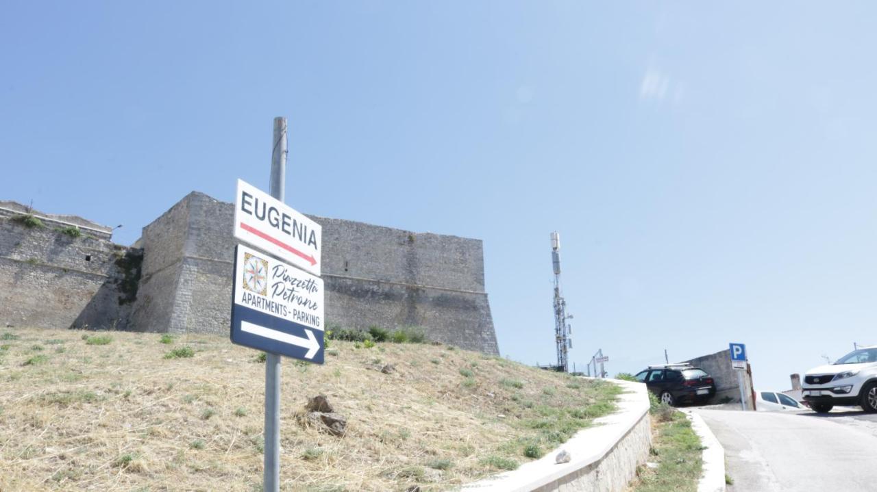 Piazzetta Petrone Apartments + Parking Vieste Eksteriør billede