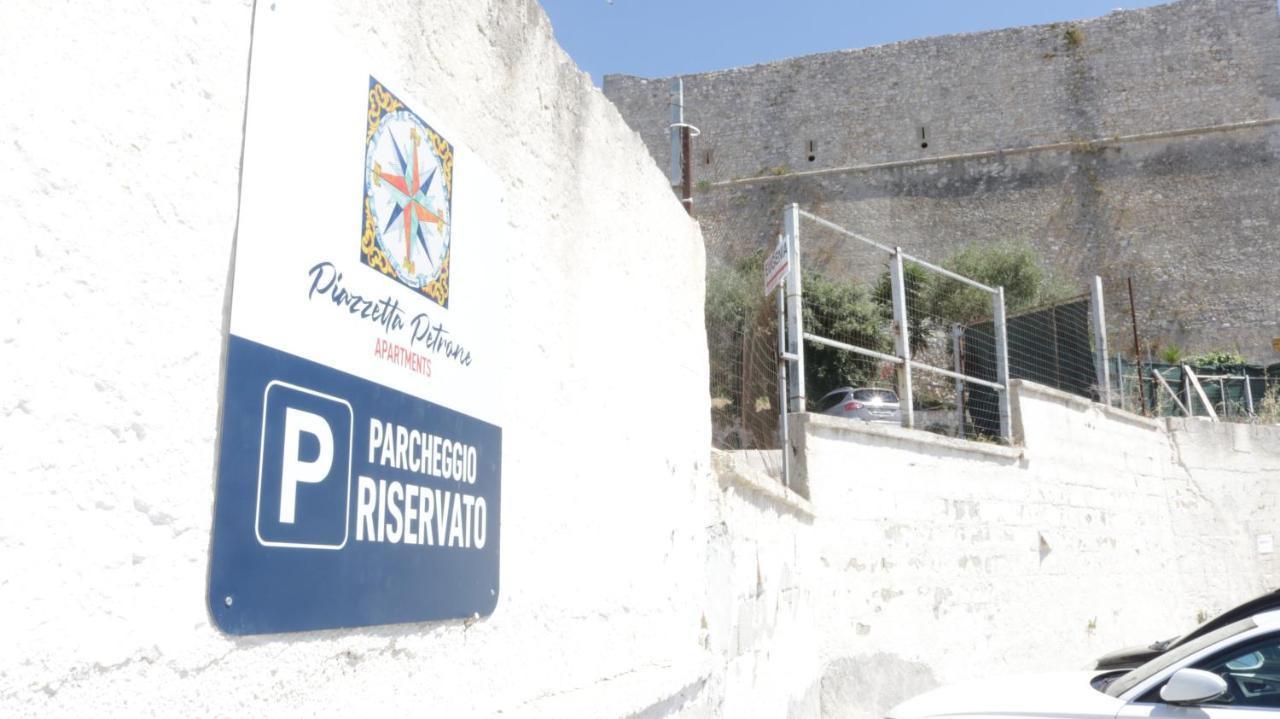 Piazzetta Petrone Apartments + Parking Vieste Eksteriør billede