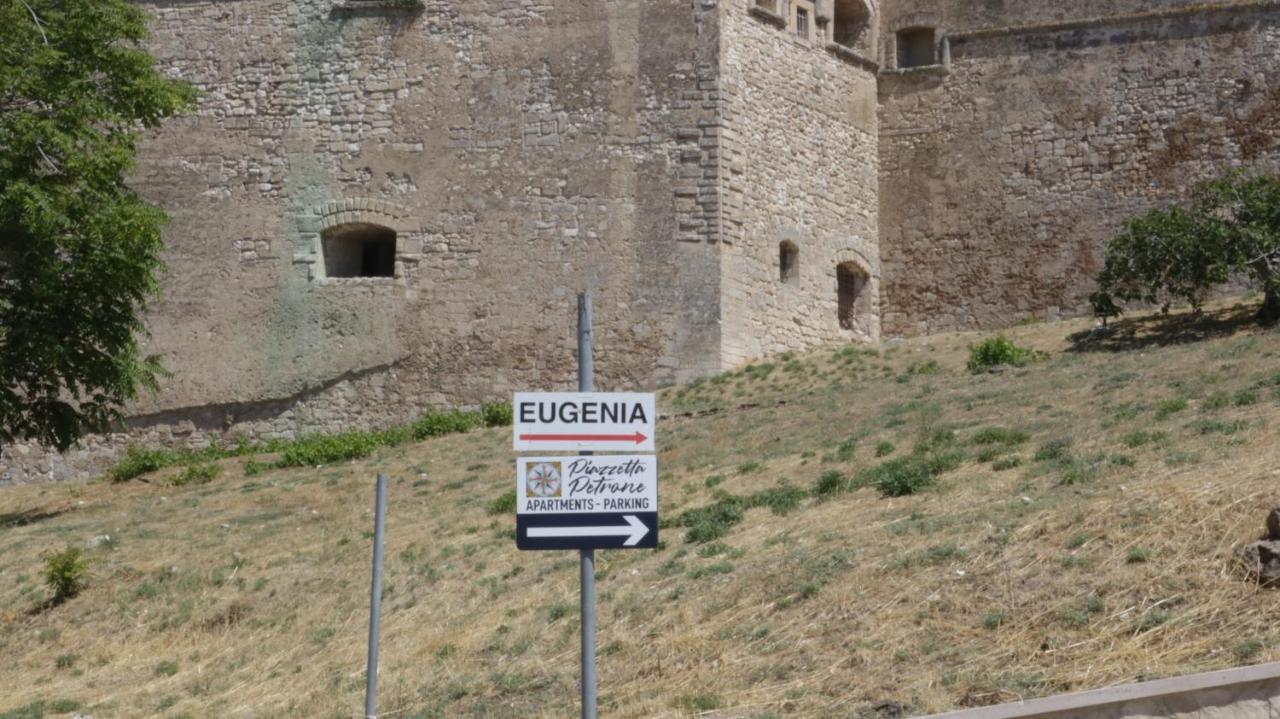 Piazzetta Petrone Apartments + Parking Vieste Eksteriør billede